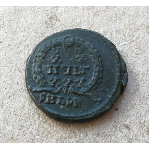 Constantinus II. Follis VOT  XX MVLT XXX 2,14 g 16 mm